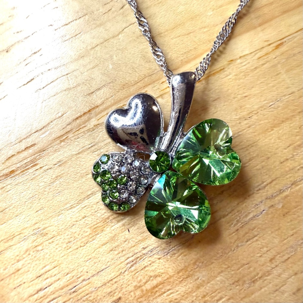Chic Silver and Green Clover Pendant Necklace - Picture 5 of 11